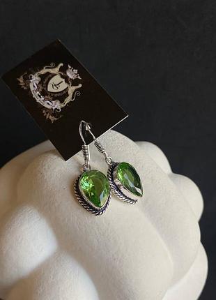 Серьги с камнем перидот. серьги из хризолита капля. шарики из перидота. индия.