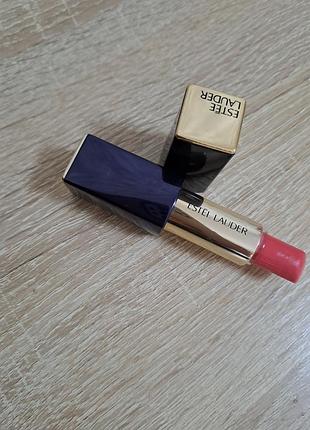 Помада для губ 
estee lauder 
зволожує
надає інтенсивного кольору