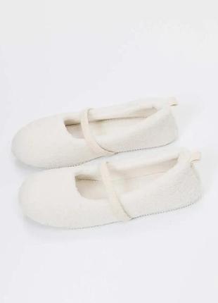 Женские домашние тапочки белые с ремешком пушистые aruelle elsa slippers 36,5
