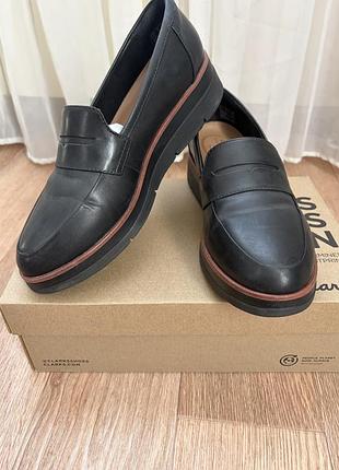 Шкіряні лофери clarks