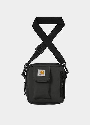 Чорна сумка через плече carhartt wip essentials bag з фірмовим тканинним логотипом спереду та зручною передньою кишенею