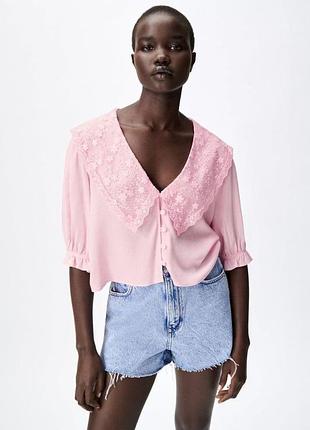 Рожева укорочена блуза zara з вишитим мереживним коміром (розмір l)
