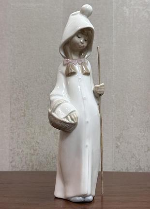 Фарфоровая статуэтка lladro «девушка с корзинкой».