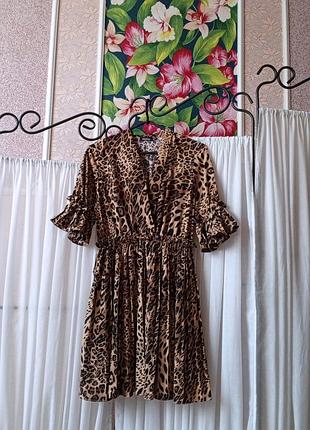 Стильне плаття в леопардовий принт з плісеровкою boohoo.