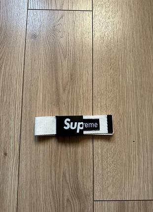Ремінь унісекс supreme білий з чорним логотипом