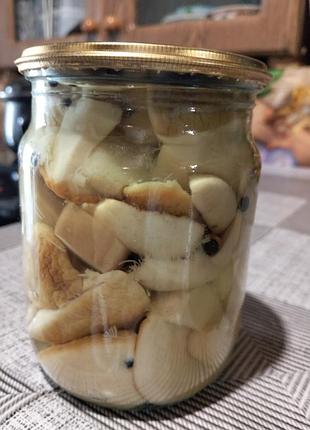 Грибы маринованные,белые