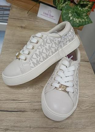 Белые кеды michael kors с золотистым шармом бренда мк 2