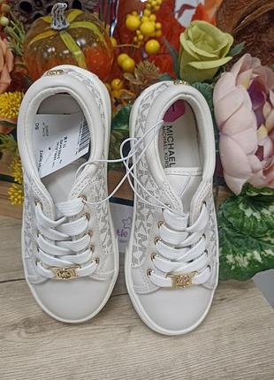 Белые кеды michael kors с золотистым шармом бренда мк 3