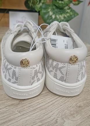 Белые кеды michael kors с золотистым шармом бренда мк 4