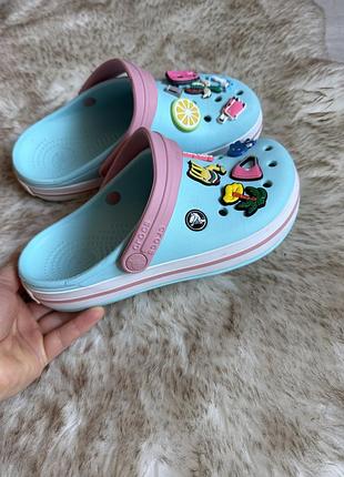 Блакитні сабо crocs crocband у кольорі ice blue/white здекором jibbitz 36-37розмір