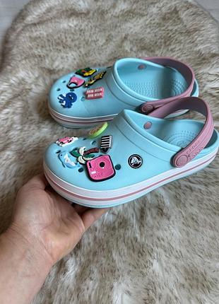 Блакитні сабо crocs crocband у кольорі ice blue/white здекором jibbitz 36-37розмір
