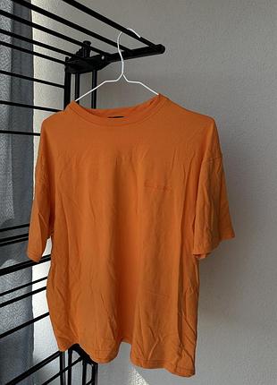 Яскрава футболка boohoo