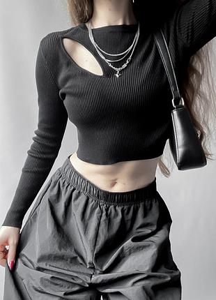 Укороченный черный топ с вырезом🖤