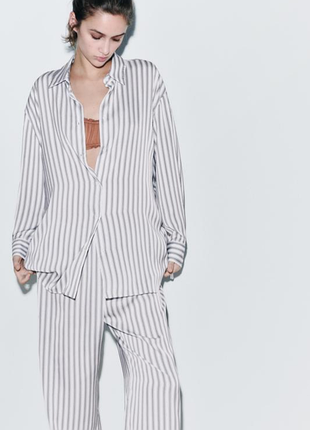 Трендовий костюм від zara.