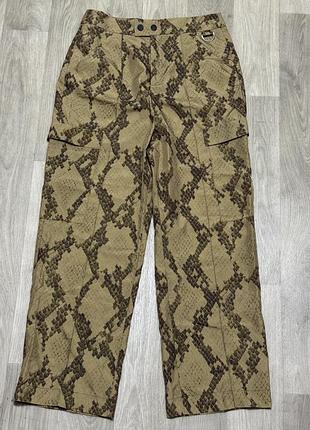 Стильні штани-карго asos у зміїний принт (пітон), розмір 40 (l/m)