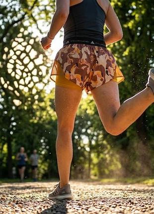 Жіночі бігові шорти adidas by stella mccartney truepace running shorts (xs) / камуфляжні спортивні шорти