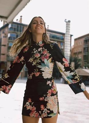 Zara сукня кімоно з квітковим принтом та декоративними ґудзиками-камінцями
