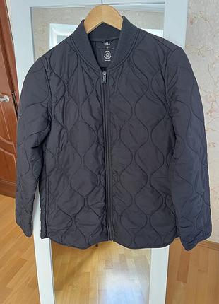 Стьобана куртка-бомбер бренду marks & spencer з коміром-стійкою в рубчик і застібкою-блискавкою.
