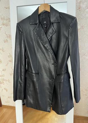 Чорний двобортний жакет зі штучної шкіри бренду river island з відкладним коміром, кишенями з клапанами і застібкою на ґудзики.