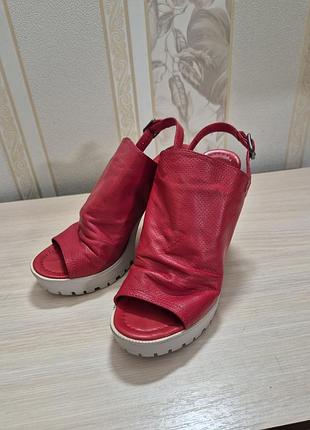 Кожаные босоножки