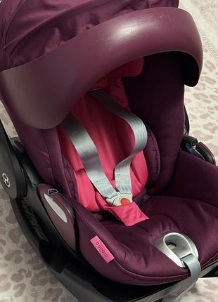 Автокрісло cybex cloud q фіолетового,бузкового кольору з внутрішніми ременями безпеки та встановлене базу isofix. від народження до 13 кг базу isofix.