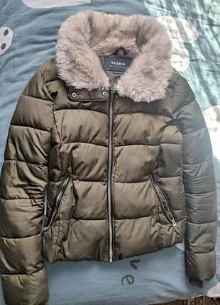 Куртка жіноча pull&bear хакі з хутряним коміром