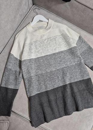Жіночий подовжений светр