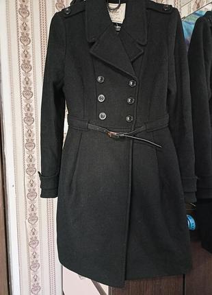 Шикарное шерстяное пальто, цвет черный, размер s от испанского бренда trafaluc collection.