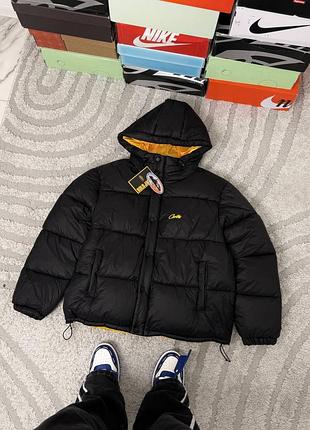 Мужской пуховик corteiz bolo jacket / брендовая зимняя куртка кортез / черный пуховик corteiz с желтой подкладкой / теплая куртка с капюшоном / cortei