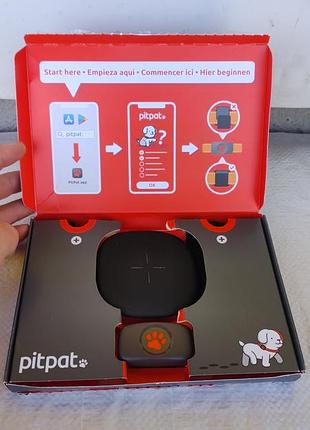 Gps-трекер и монитор активности для собак pitpat (модель pp04) в фирменной красной коробке вместе с беспроводной зарядной станцией