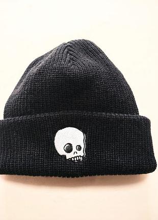 В'язана шапка біні з вишивкою skull чорна