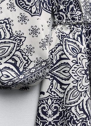 Коротка жіноча сукня zara з візерунком біла з синім