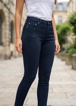 Нові джинси скіні (slim legs) бренду vrs із декоративною байкерською строчкою, фактурними горизонтальними складками