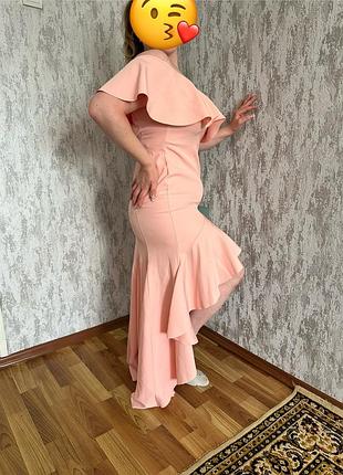 Вечірня жіноча сукня з відкритими плечима персикового кольору
