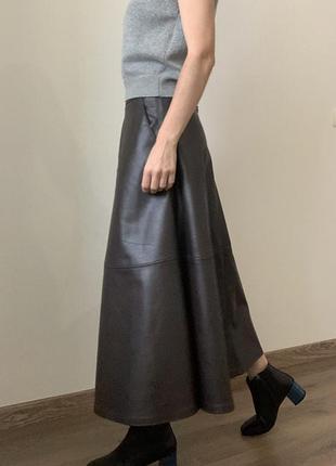 Шоколадна спідниця від h&m edition з веганської шкіри, розмір 36