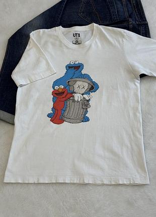 Оригінальна футболка kaws x uniqlo ut x sesame street (размір m) колекційна