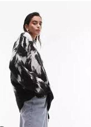 Пушистый черно-белый свитер свободного кроя (oversize) от topshop