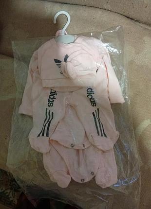 Комплект adidas , рожевого кольору для новонародженої дівчинки.  у наборі чоловічок, боді с довгим рукавом,повзунки, слинявчик, царапки і шапочка.