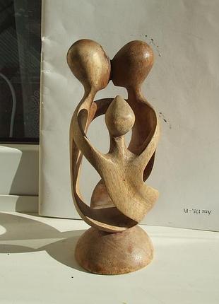 Фигурка семья изготовлена из дерева раз. 20х9 см. 2000 года. европа.