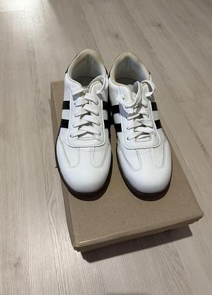 Кеди жіночі adidas білі з чорними смужками