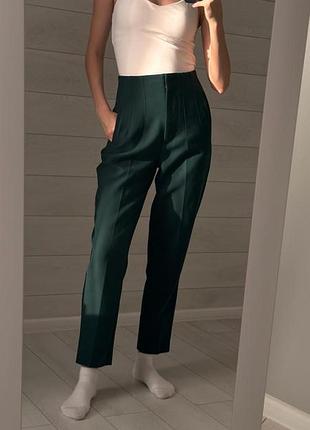 Брюки zara темно-зеленого цвета классические