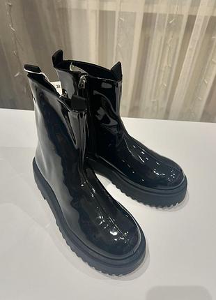 Крутезные лаковые ботинки zara
