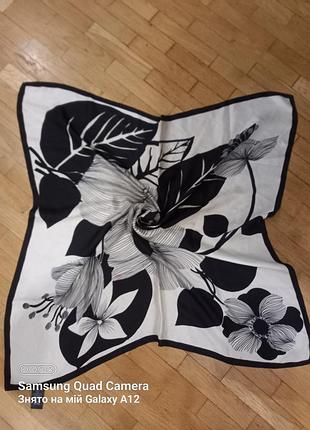 Шелковый платок 100% silk размером 80 × 80 см