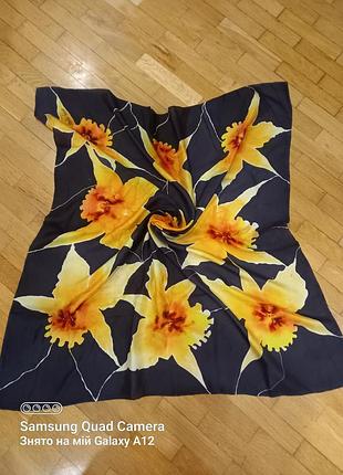 Новый шелковый платок 100% silk 
размером 85 см × 85 см