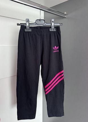 Чорні капрі лосини adidas originals з рожевим логотипом / укорочені спортивні легінси бріджі адідас