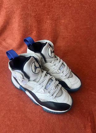 Кроссовки фирмы jordan 35,5 размера по стельке 23,5 см.