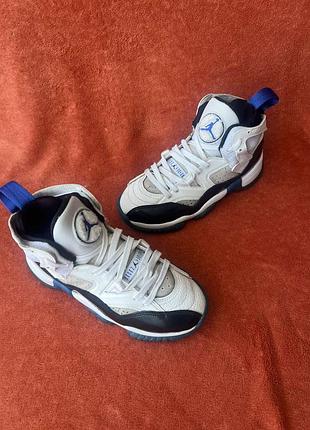 Кросівки фірми jordan 35,5 розміру за устілкою 23,5 см.