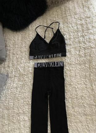Жіночий чорний спортивний комплект від відомого бренду calvin klein, який складається з безшовного топа-бра та облягаючих легінсів (лосин).
