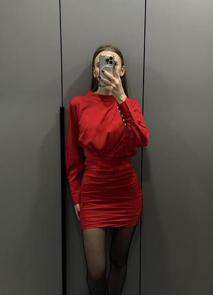 Коротка жіноча сукня з довгим рукавом та відкритою спинкою, червона