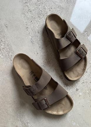 Шльопанці birkenstock arizona у класичному коричневому кольорі